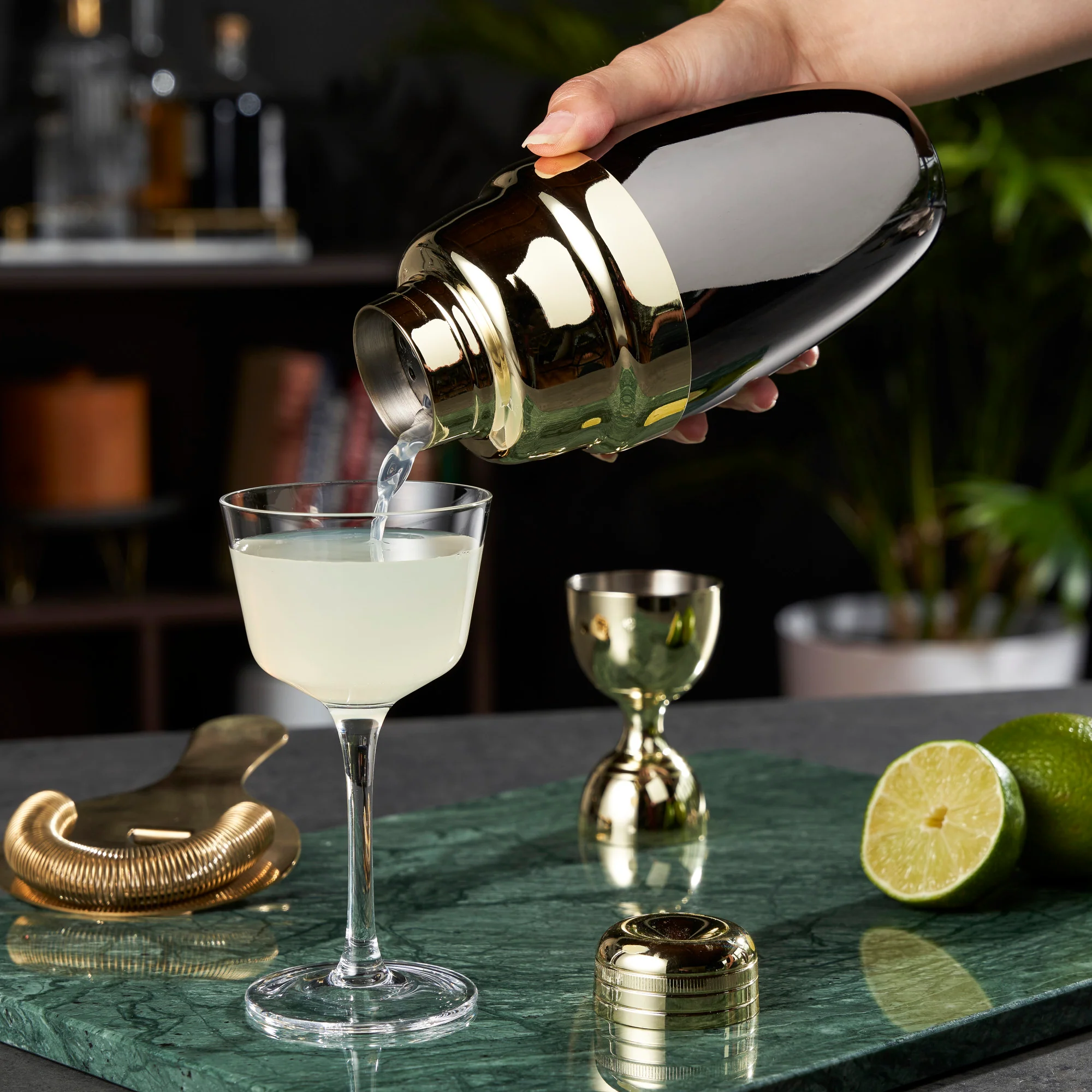 Deco heavyweight cocktail shaker in black & gold viski® - Image 3